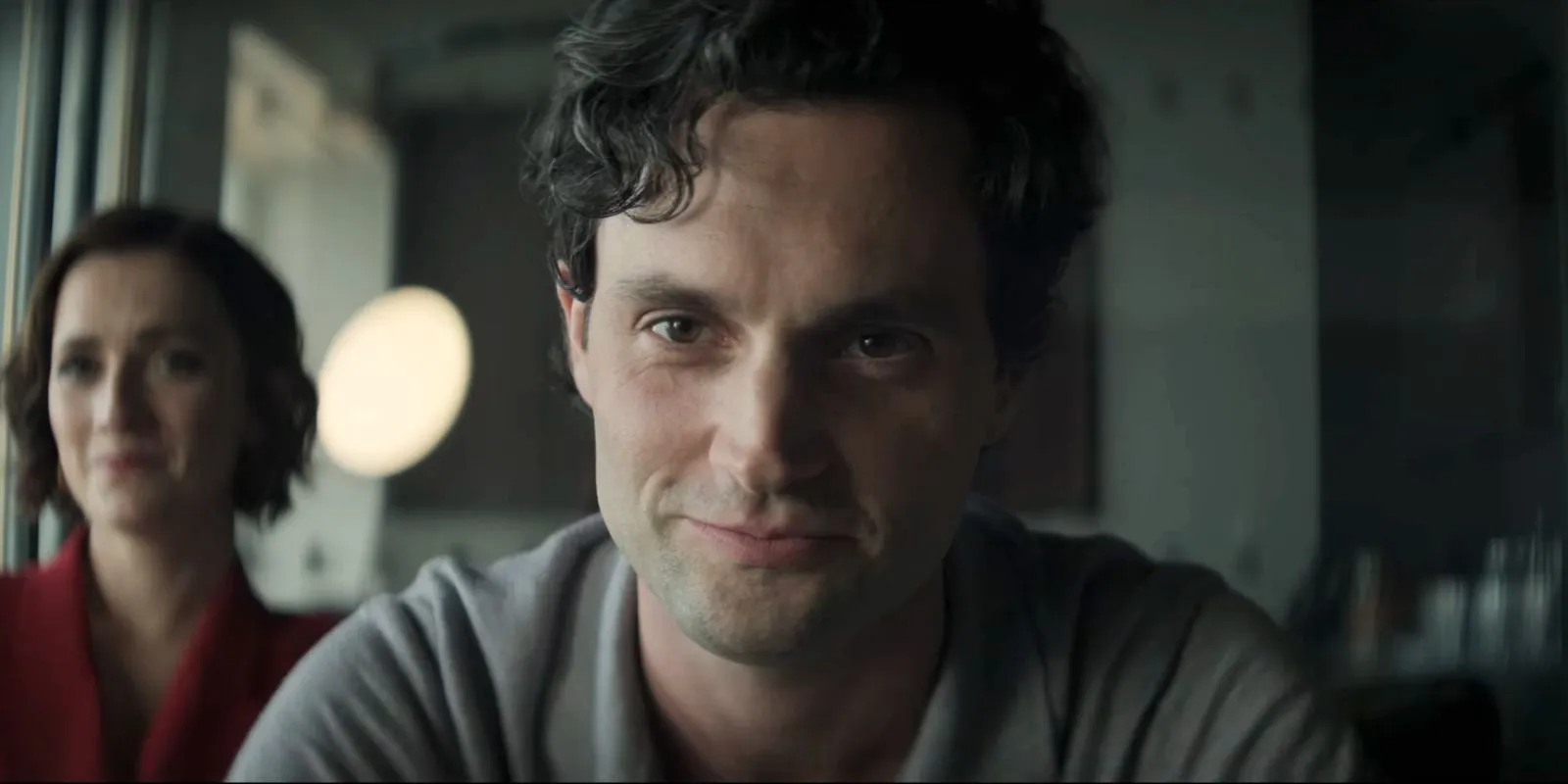 Penn Badgley souriant dans le rôle de Joe Goldberg dans You