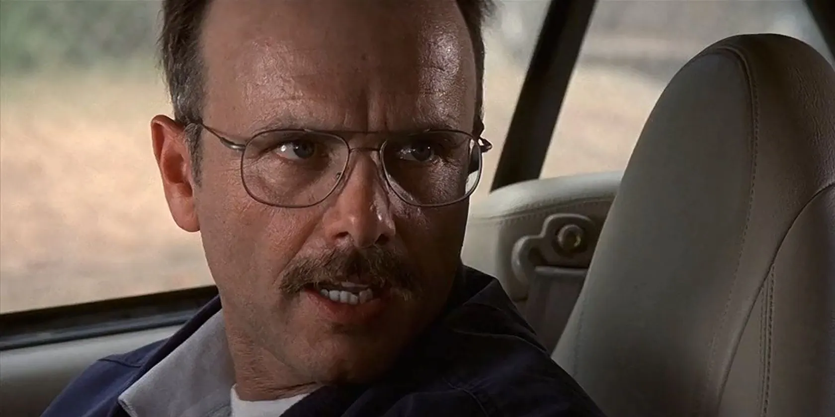 Joe Pantoliano em um carro em Memento