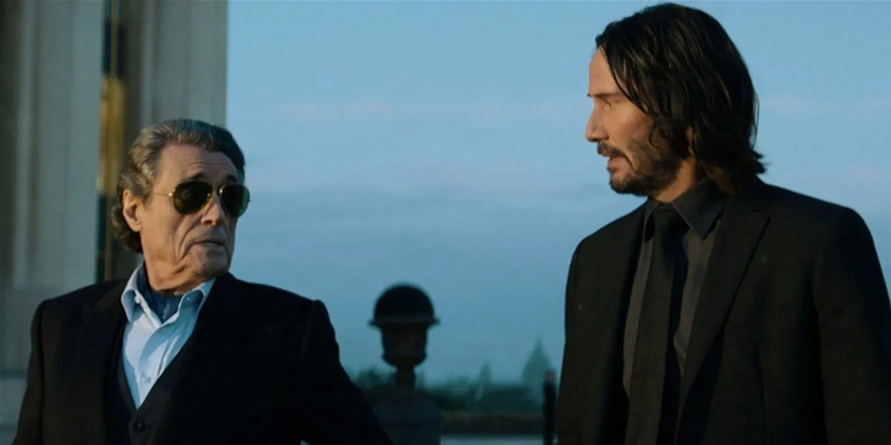 John falando com Winston em John Wick Capítulo 4