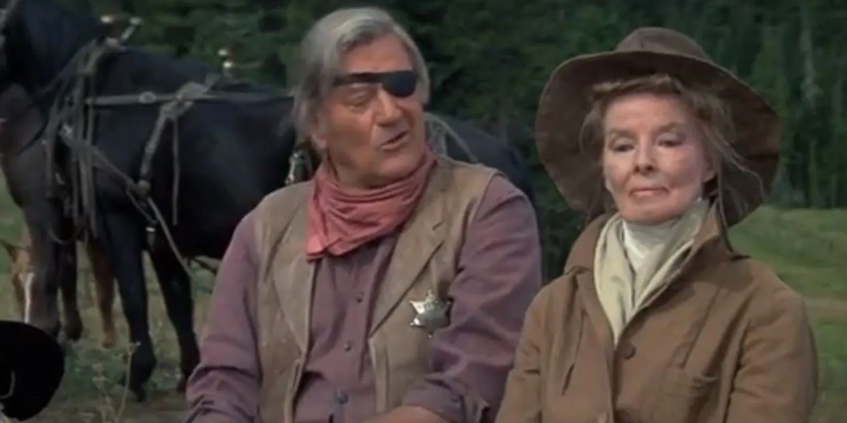 John Wayne im Gespräch mit Katharine Hepburn in „Rooster Cogburn“