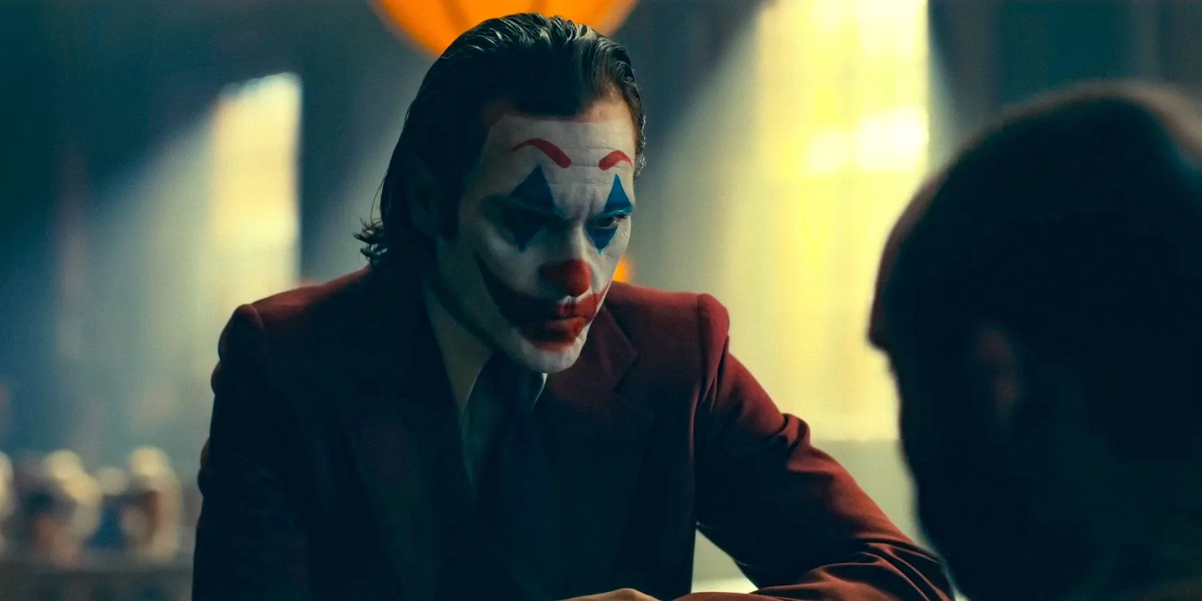 Arthur Fleck/Joker (Joaquin Phoenix) interrogating a witness in court in Joker: Folie à Deux