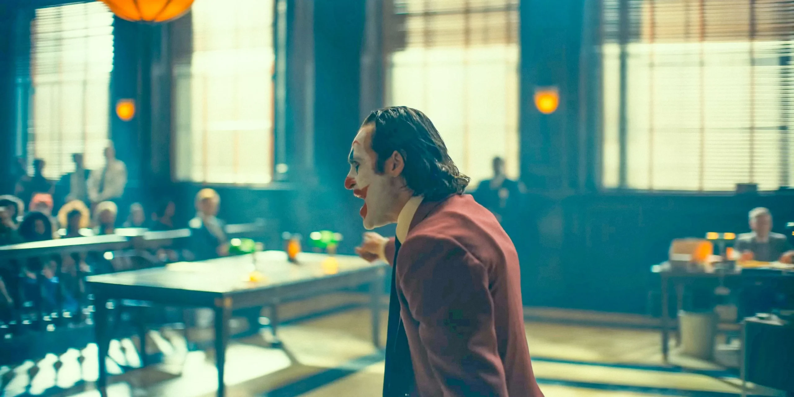 Joker (Joaquin Phoenix) arrabbiato, urla in aula in Joker: Folie à Deux