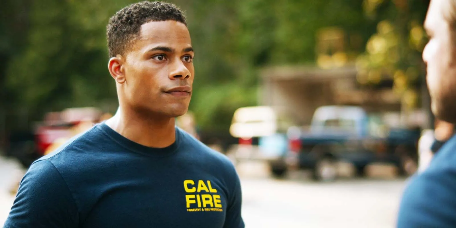 Jordan Calloway jako Jake Crawford w Fire Country sezon 3, odcinek 3