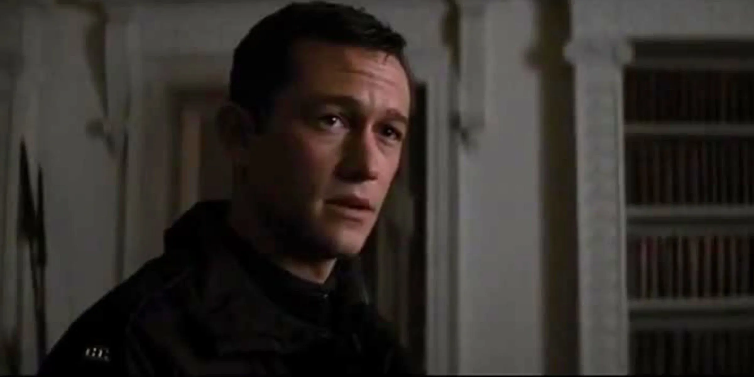 Joseph Gordon-Levitt hablando con Bruce Wayne como John Blake en The Dark Knight Rises