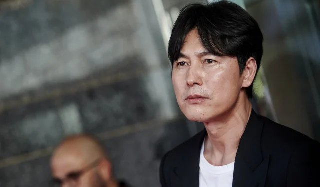 Jung Woo Sung habla sobre los rumores de infidelidad que involucran a su madre Moon Ga Bi