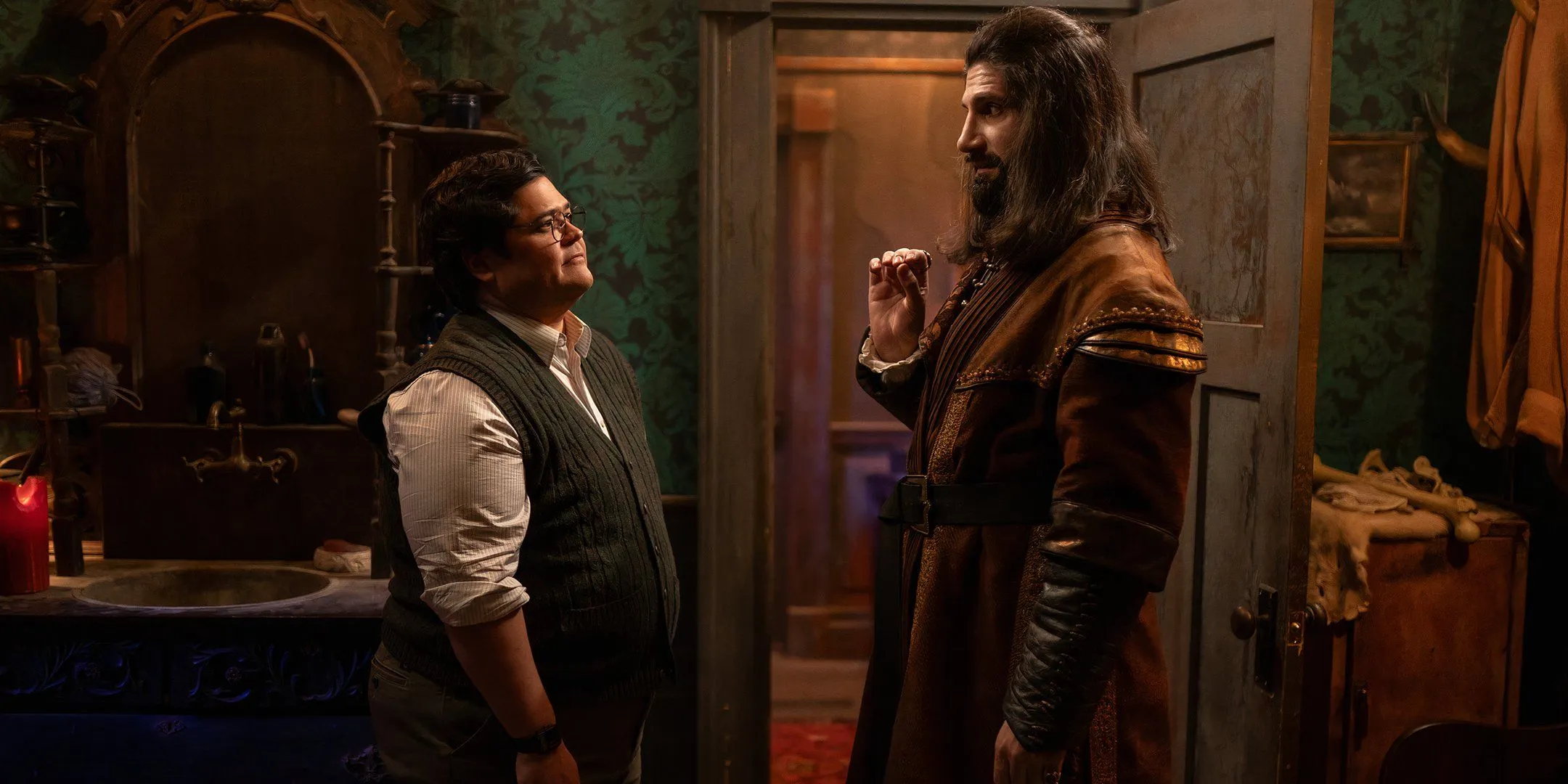 Kayvan Novaks Nandor spricht mit Harvey Guilléns Guillermo und hat dabei seinen Finger im Serienfinale von „What We Do in the Shadows“ erhoben.