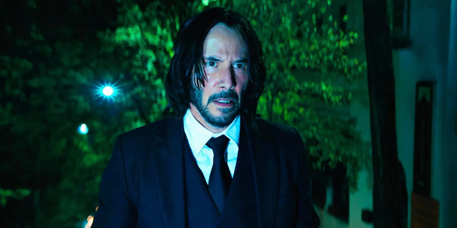 Keanu Reeves sieht als John Wick in „John Wick Kapitel 4“ überrascht aus