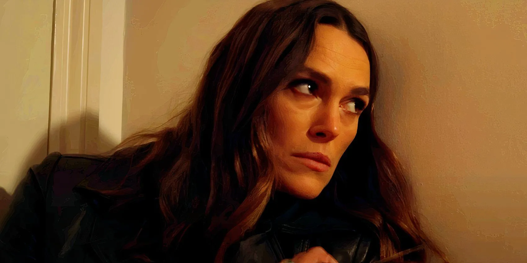 Keira Knightley si nasconde dietro un muro in Black Doves