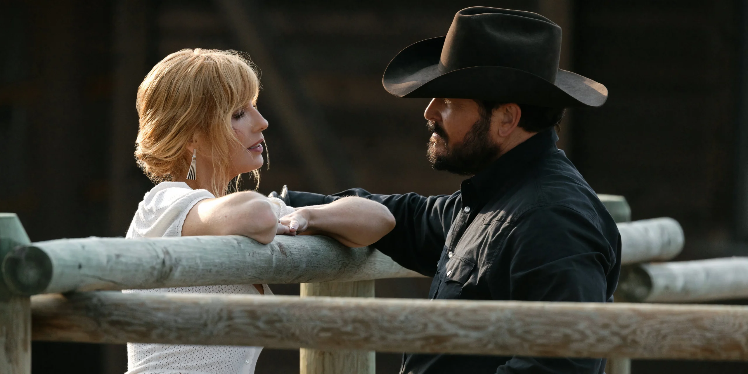 Beth Dutton e Rip Wheeler compartilham um momento no episódio 14 da 5ª temporada de Yellowstone