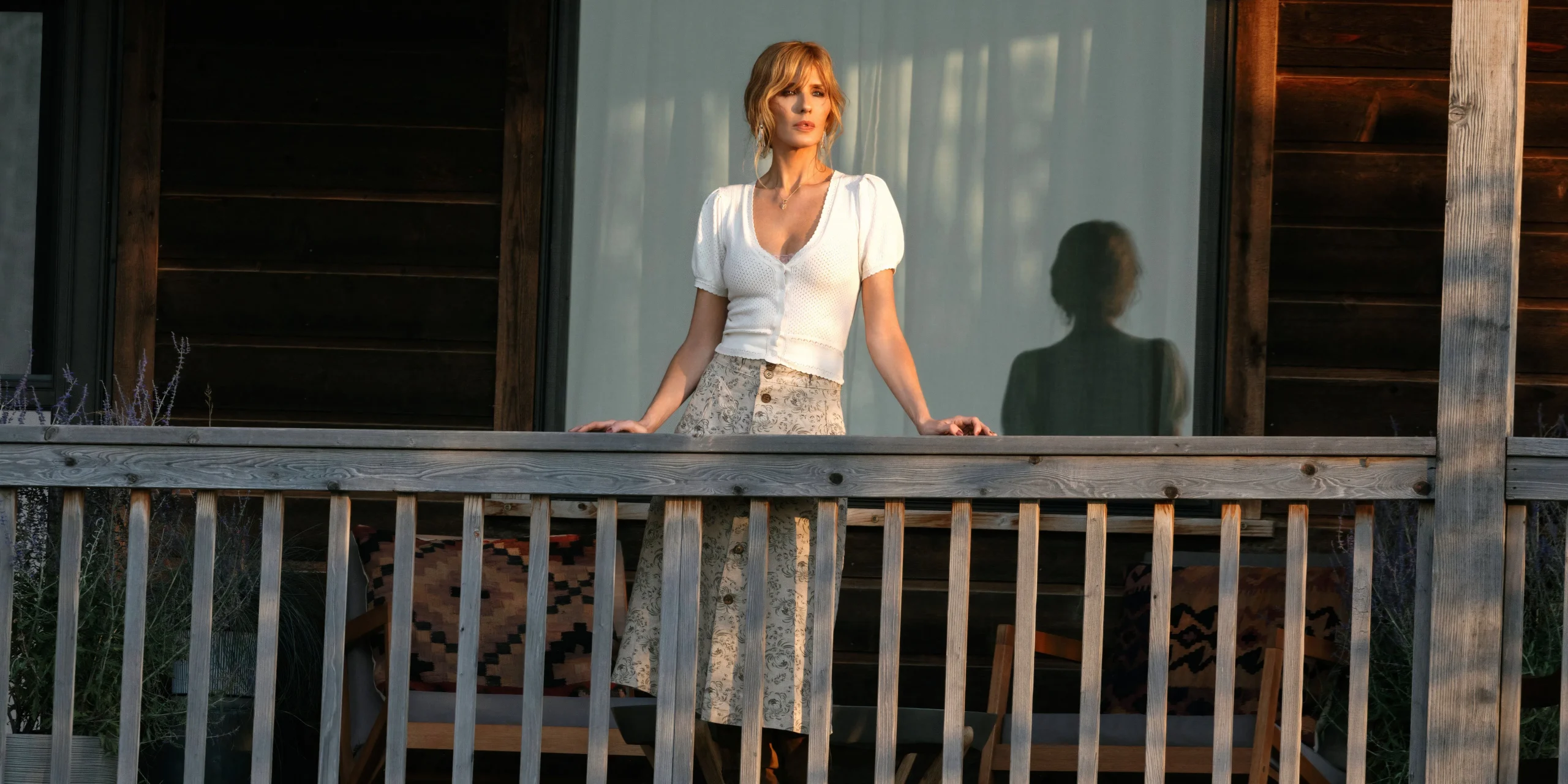 Beth Dutton auf der Veranda in Yellowstone, Staffel 5