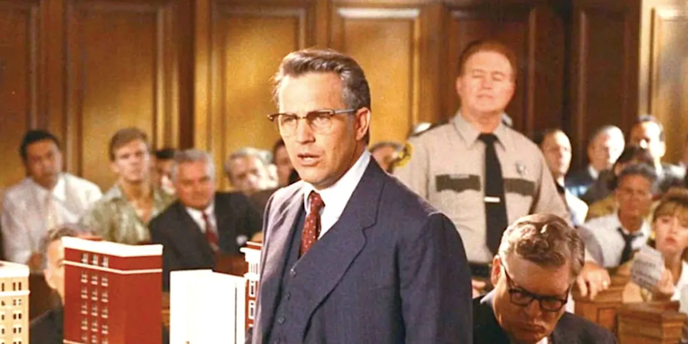 Jim Garrison di Kevin Costner si trova in un'aula di tribunale gremita in JFK 1991