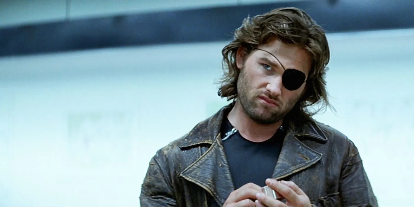 Kurt Russell como Snake Plissken brincando com um isqueiro em Escape from New York.