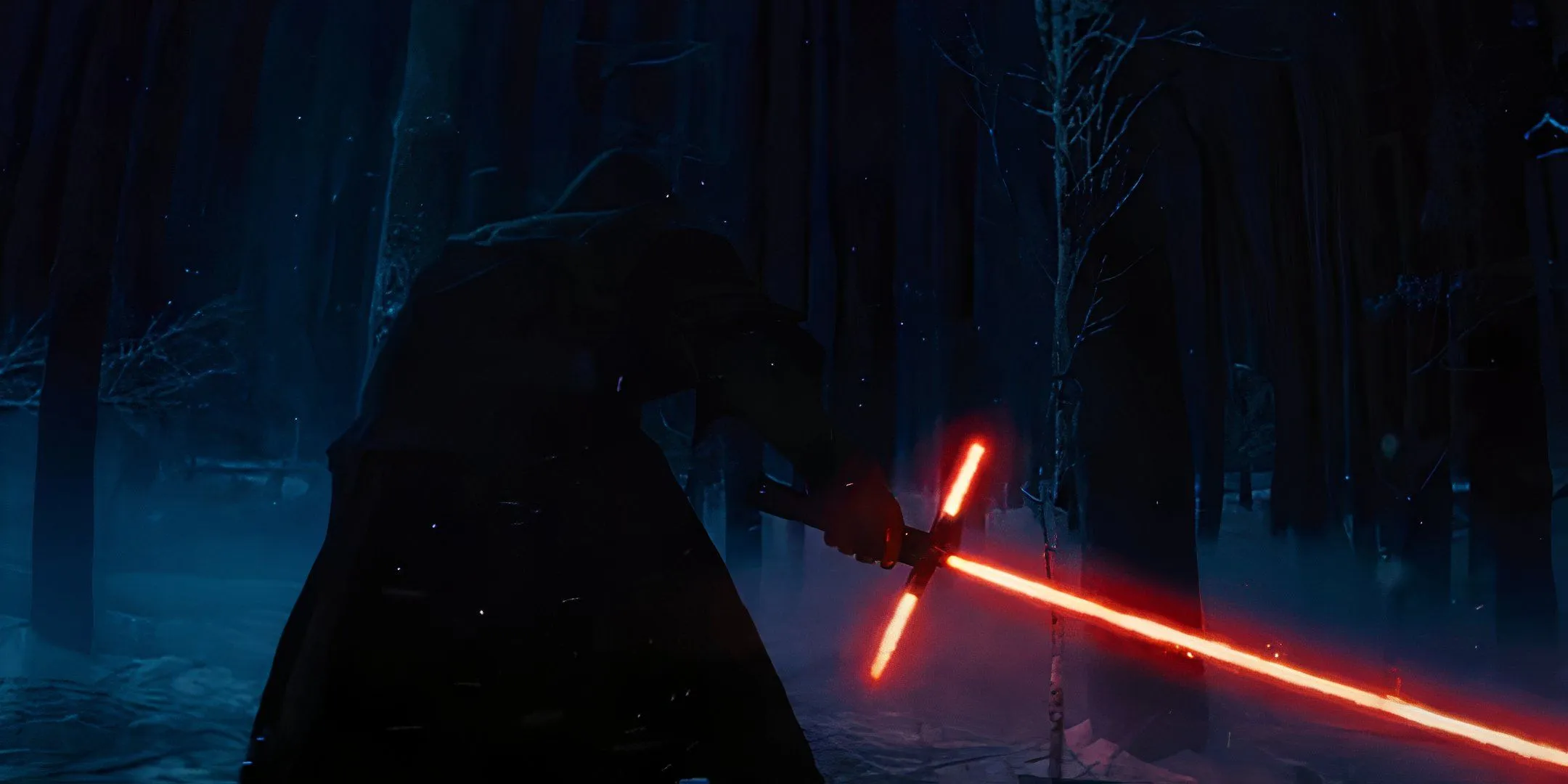 Kylo Ren avec un sabre laser croisé dans une forêt enneigée dans Le Réveil de la Force