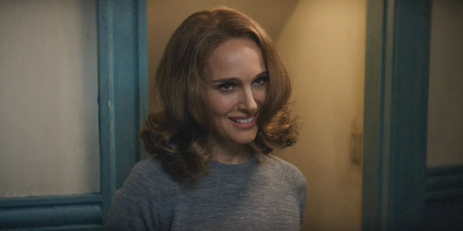 Maddie (Natalie Portman) z nieśmiałym uśmiechem w serialu „Kobieta w jeziorze” Sezon 1 Odcinek 7