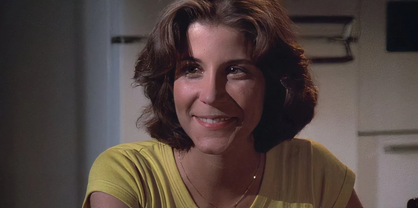 Lani O'Grady assise et souriante dans Eight Is Enough