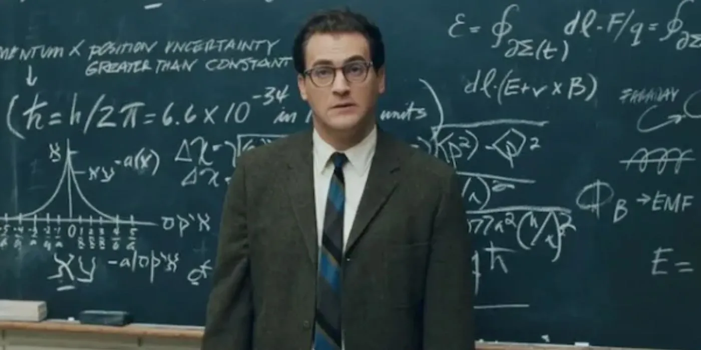 Larry (Michael Stuhlbarg) stoi przed tablicą w filmie „A Serious Man”