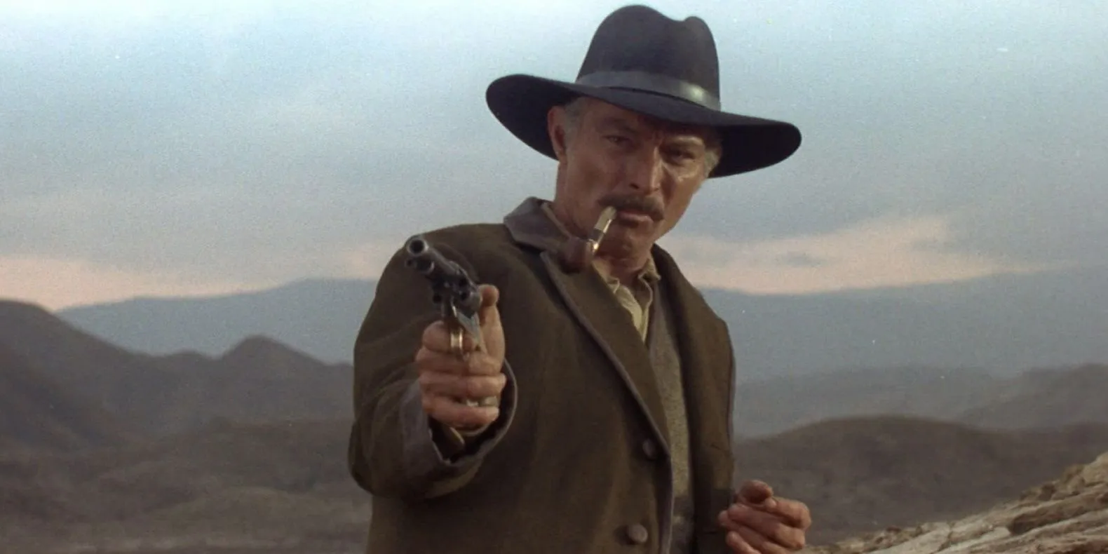 Lee Van Cleef mit einer Waffe in Death Rides a Horse