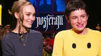 Lily-Rose Depp ed Emma Corrin discutono della terrificante presenza di Bill Skarsgård sul set nell’intervista di Nosferatu