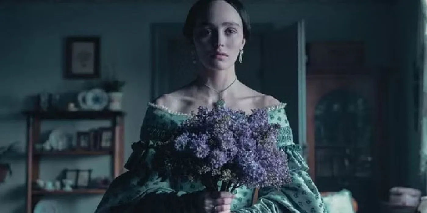 Lily-Rose Depp nei panni di Ellen Hutter che tiene in mano dei fiori in Nosferatu