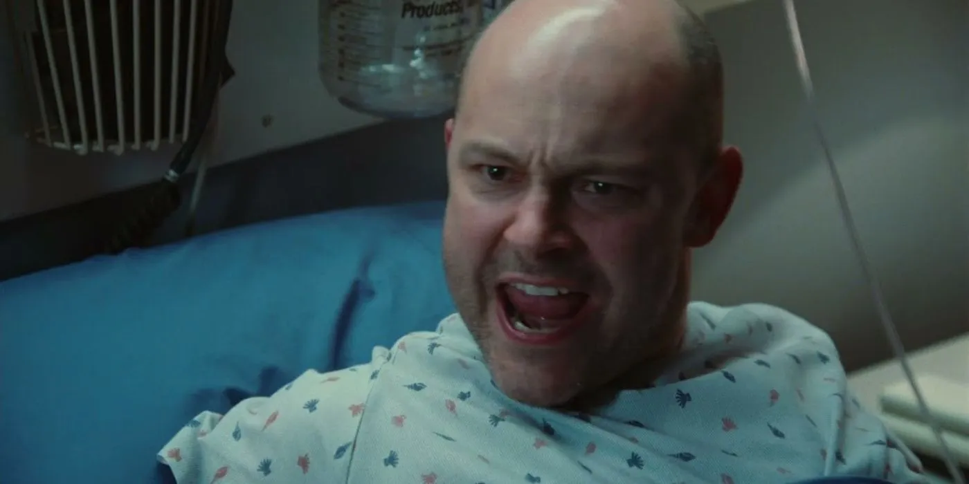 Lou (Rob Corddry) wściekły wychodzi ze szpitalnego łóżka w filmie Hot Tub Time Machine.