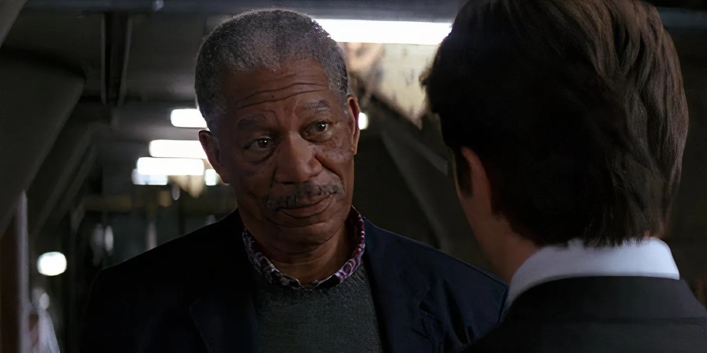 Lucius Fox habla con Bruce Wayne en Batman Begins