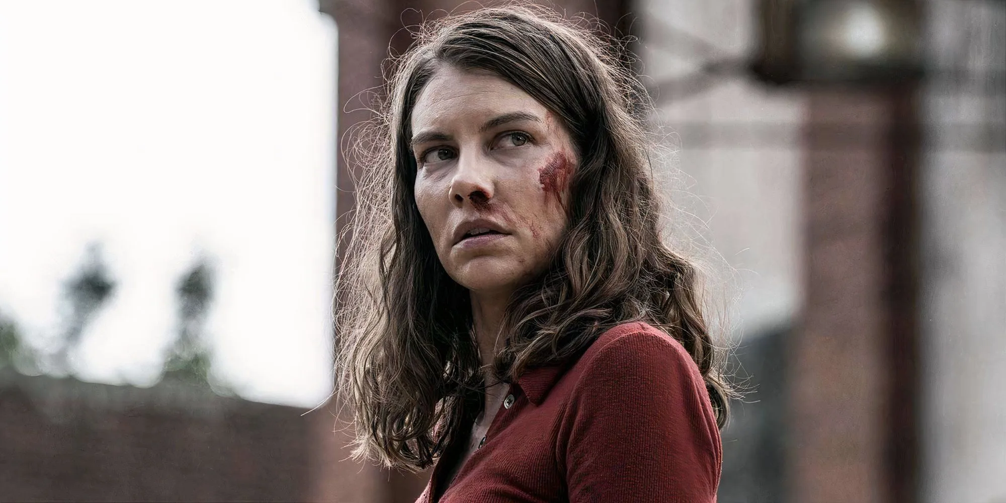 The Walking Dead: Dead City에서 얼굴에 피를 묻힌 Maggie Rhee 역의 Lauren Cohan