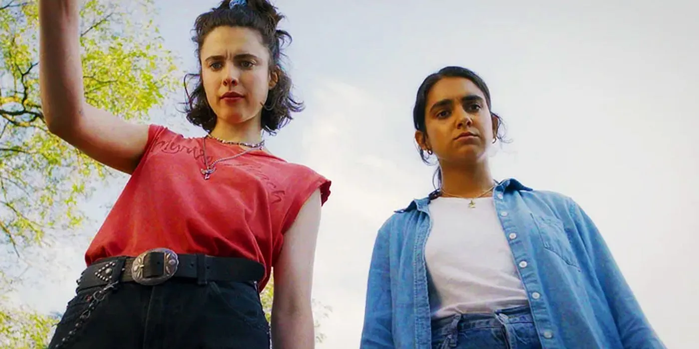 Geraldine Viswanathan y Margaret Qualley en Drive Away Dolls