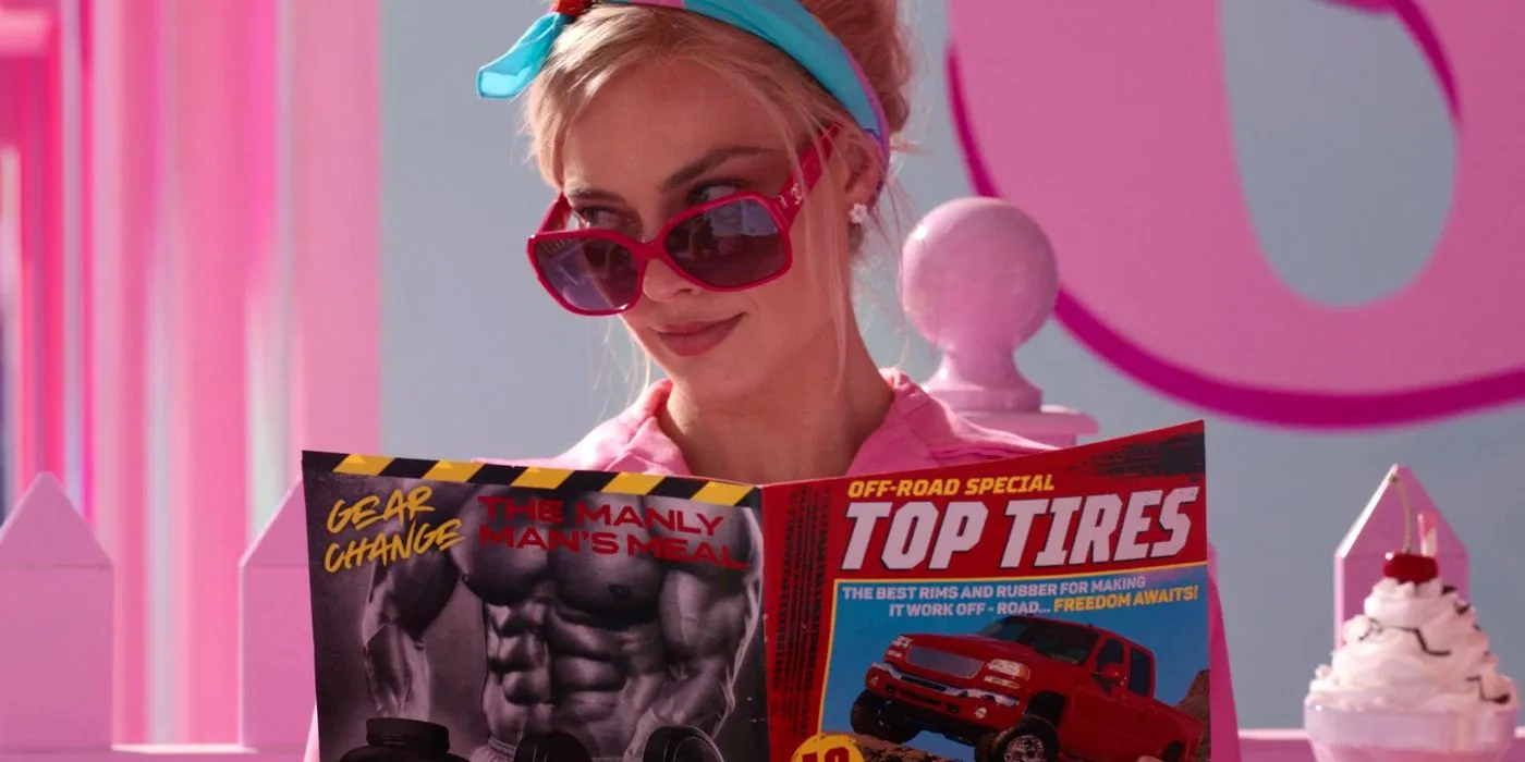 Margot Robbie als Barbie schaut beim Lesen einer Zeitschrift über ihre Sonnenbrille in Barbie 2023