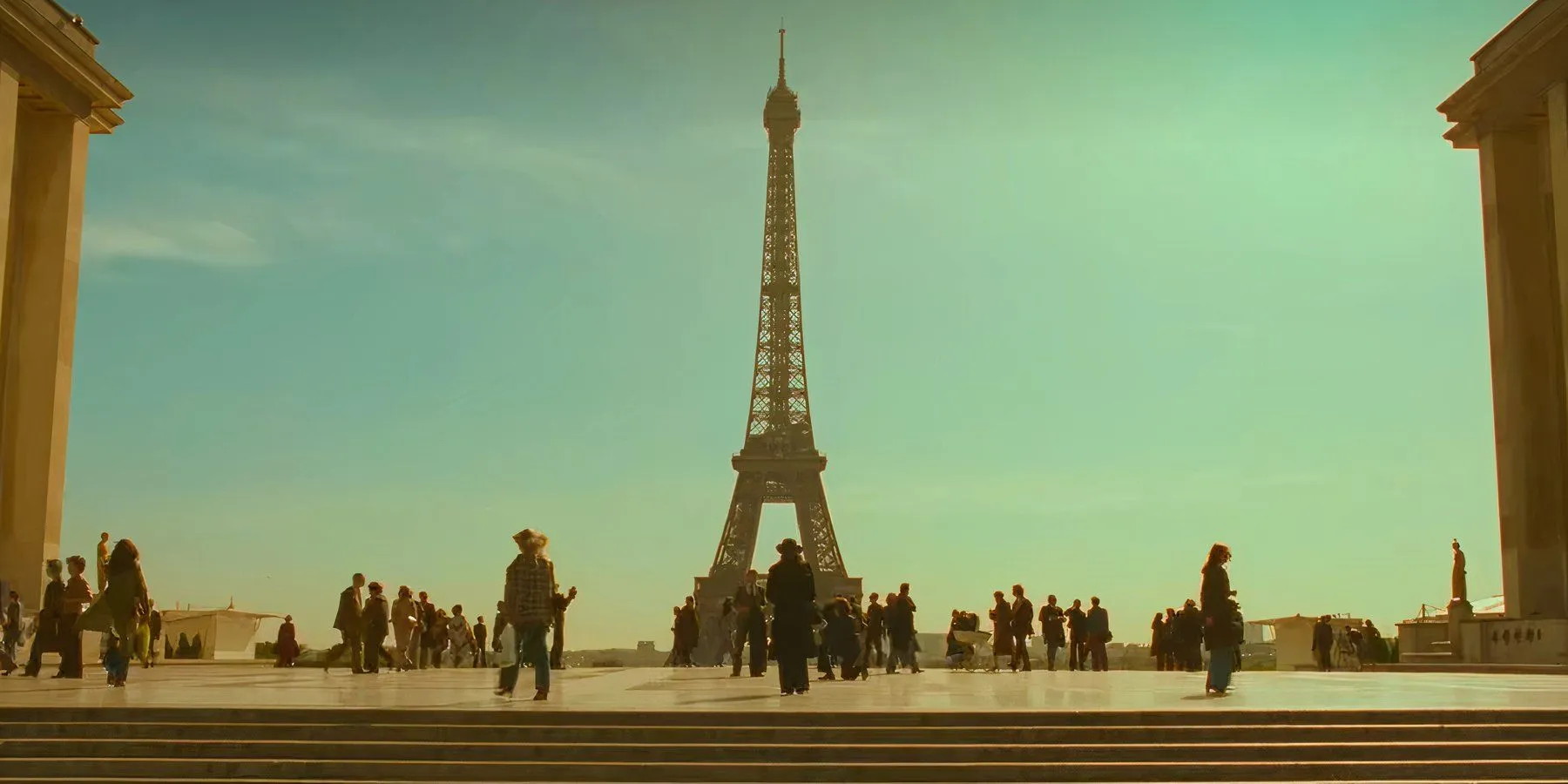 Maria Callas cerca de la Torre Eiffel