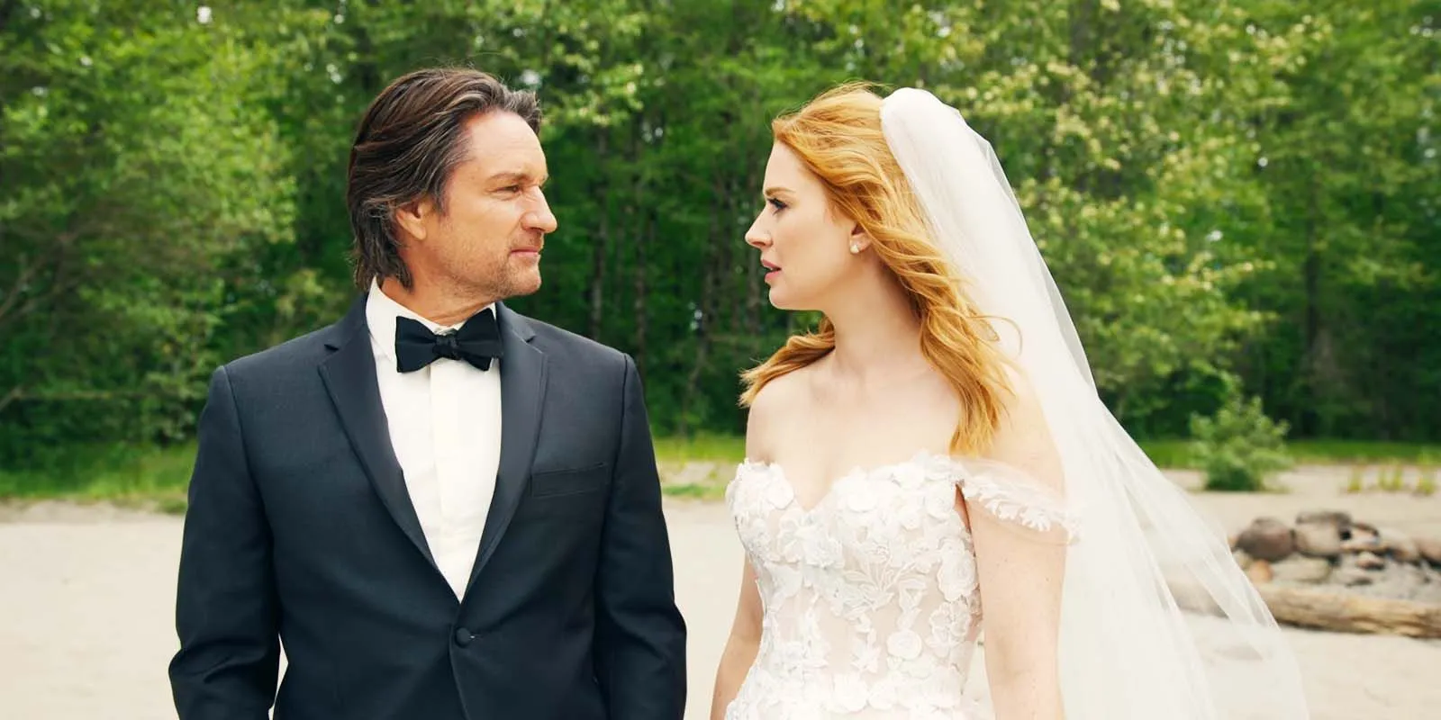 Martin Henderson dans le rôle de Jack et Alexandra Breckenridge dans le rôle de Mel dans Virgin River saison 6, épisode 10