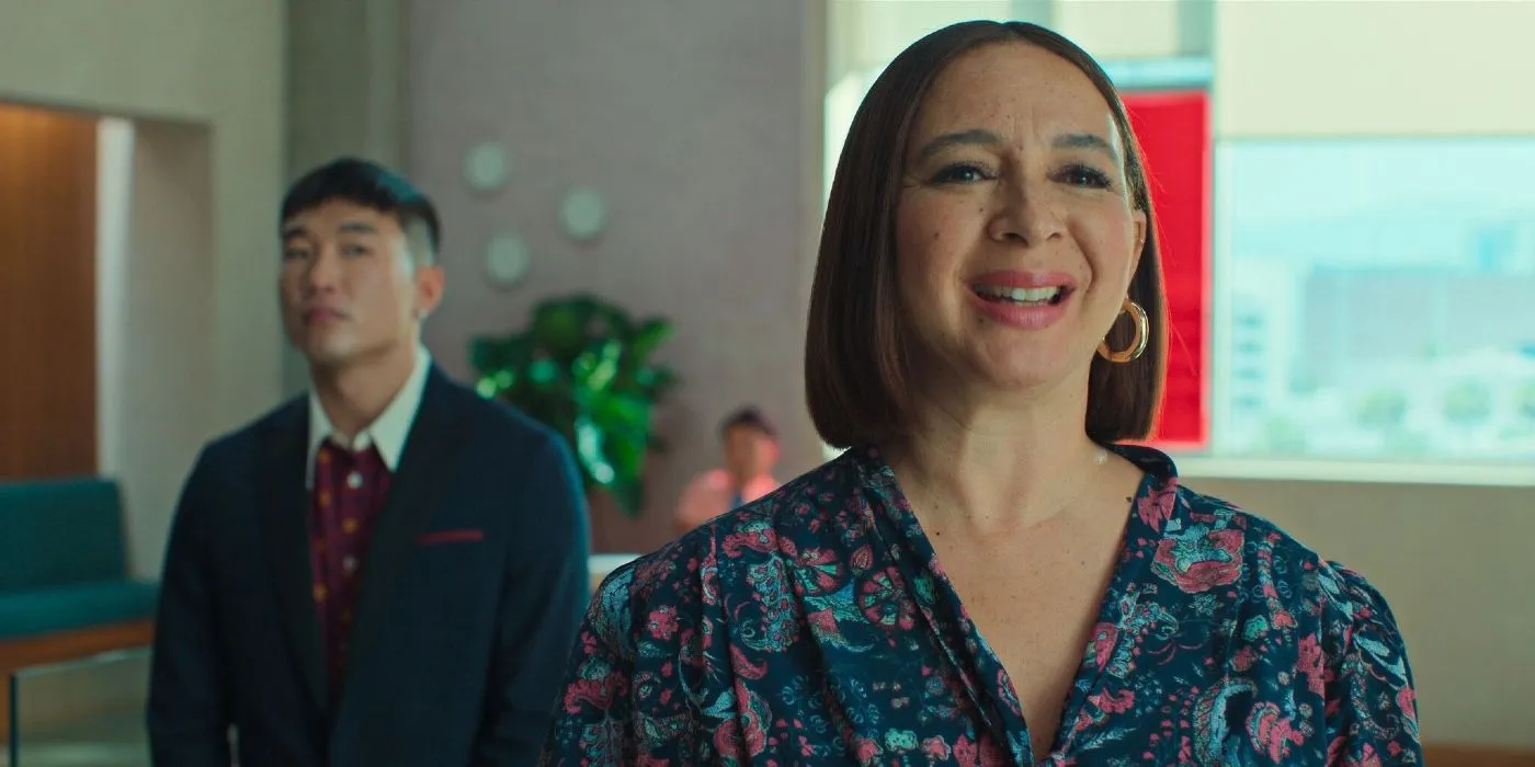 Molly (Maya Rudolph) lächelt in Loot