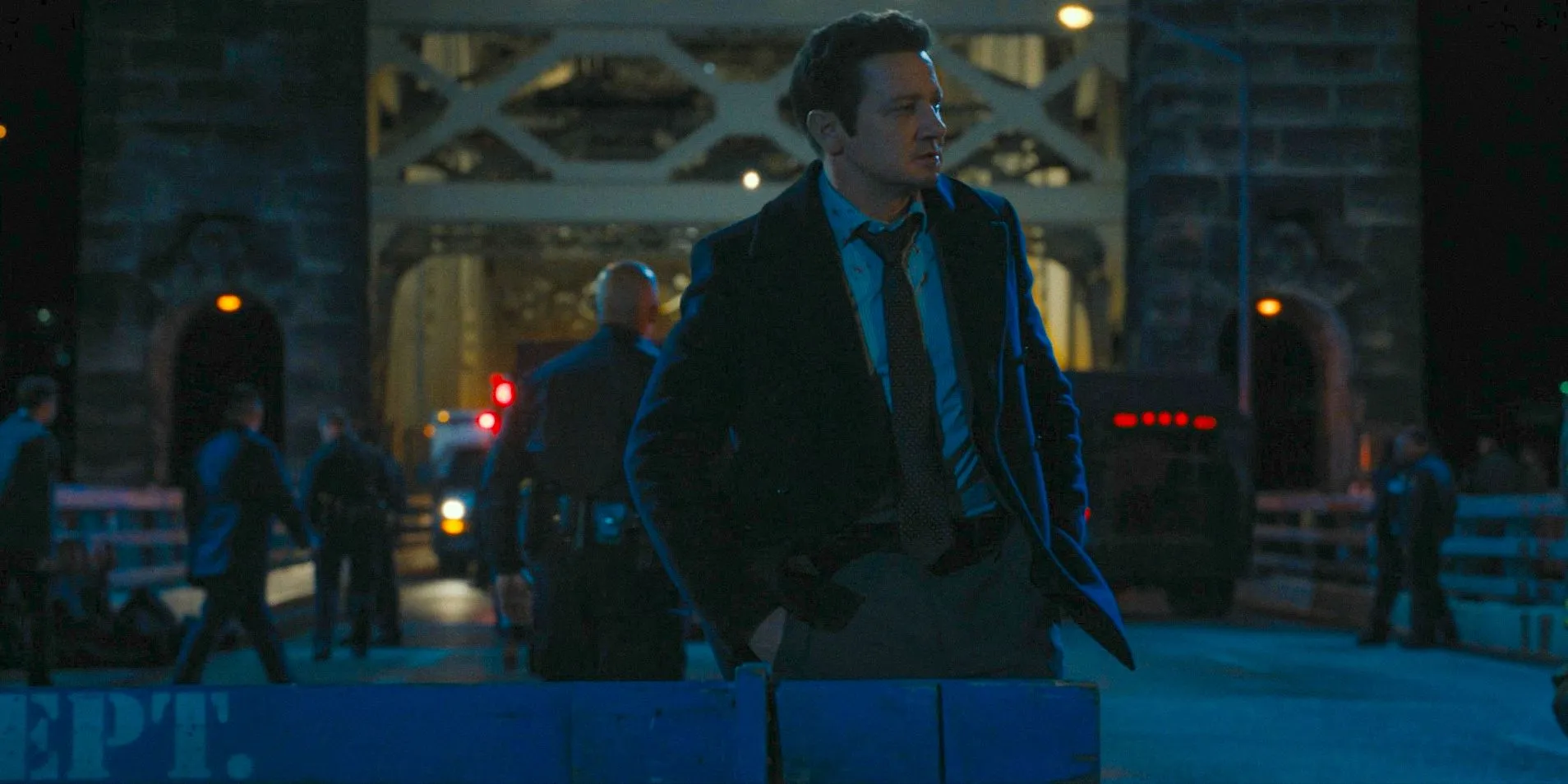 Mike (Jeremy Renner) sur le pont où la fusillade a lieu dans Mayor of Kingstown Saison 3 Episode 10