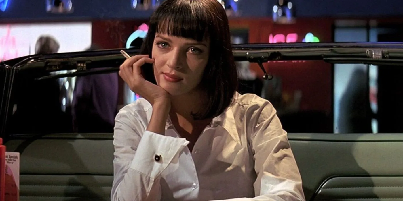 Mia Wallace di Pulp Fiction con in mano una sigaretta