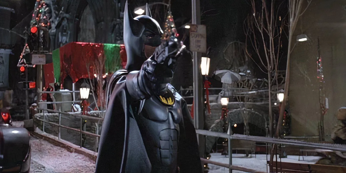 Batman di Michael Keaton punta la sua pistola subacquea in Batman Returns