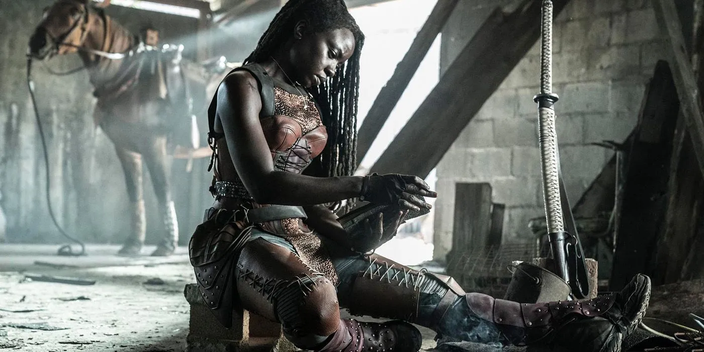 Michonne (Danai Gurira) z dziennikiem obok konia i kataną w finale The Walking Dead.