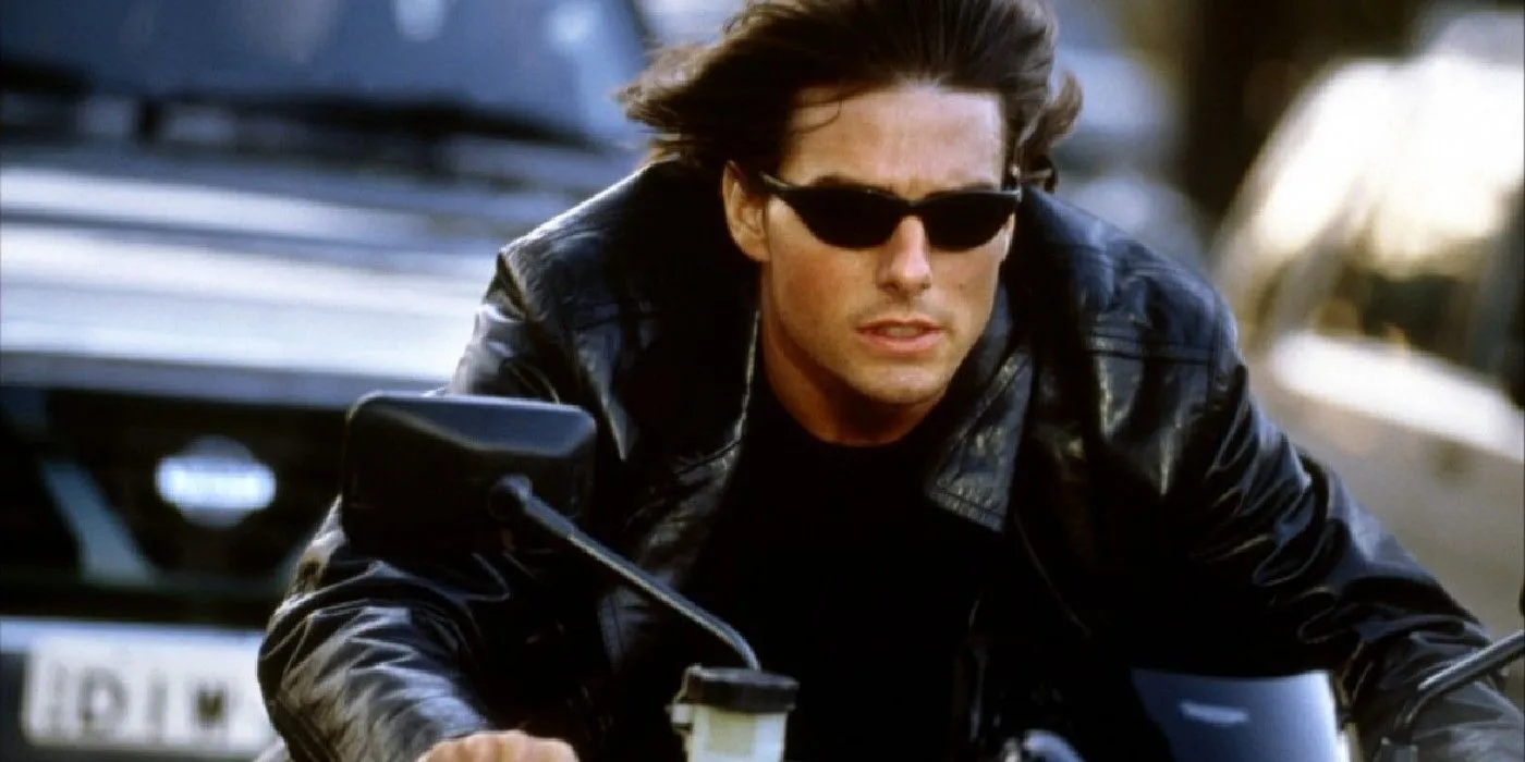 Tom Cruise jako Ethan Hunt jadący na motocyklu i noszący okulary przeciwsłoneczne w Mission: Impossible 2.