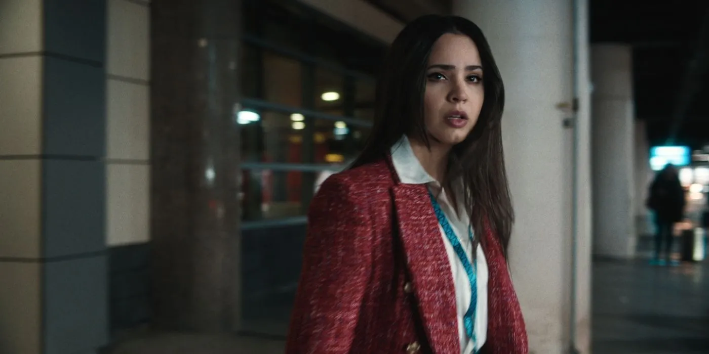 Sofia Carson dans le rôle de Nora Parisi, l'air inquiète dans Carry-On