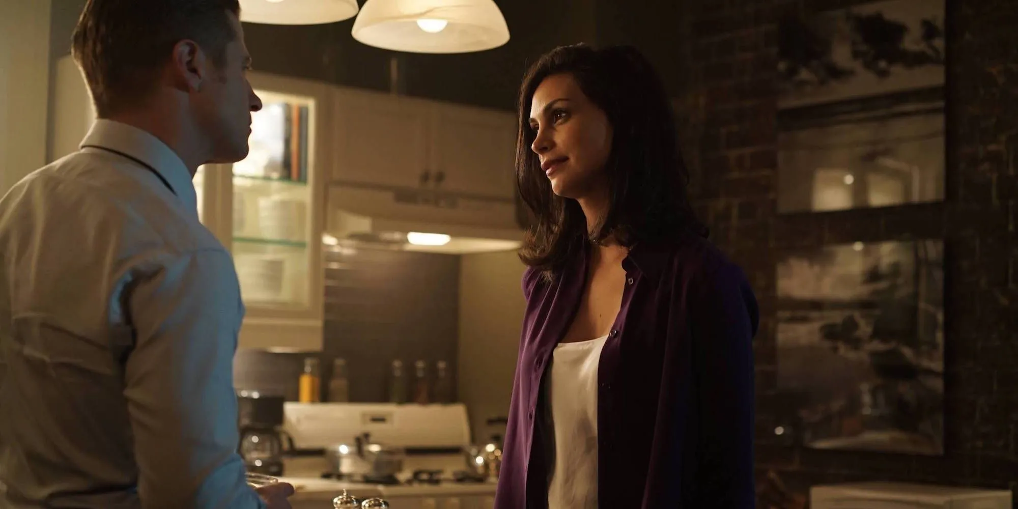 Morena Baccarin interpretando Leslie Thompkins olhando para James Gordon em Gotham