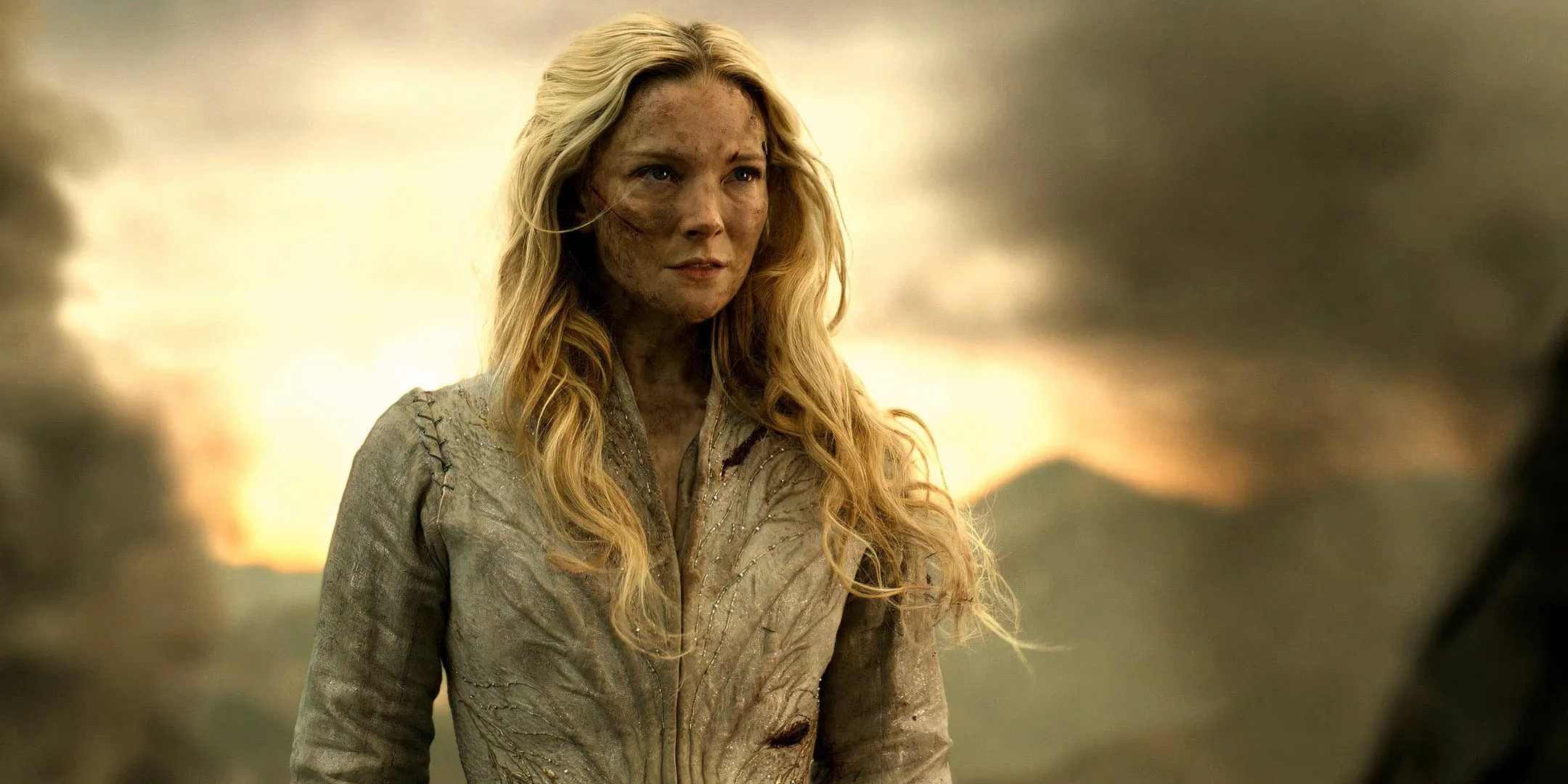 Galadriel olhando intensamente para Sauron no final da segunda temporada de O Senhor dos Anéis: Os Anéis do Poder