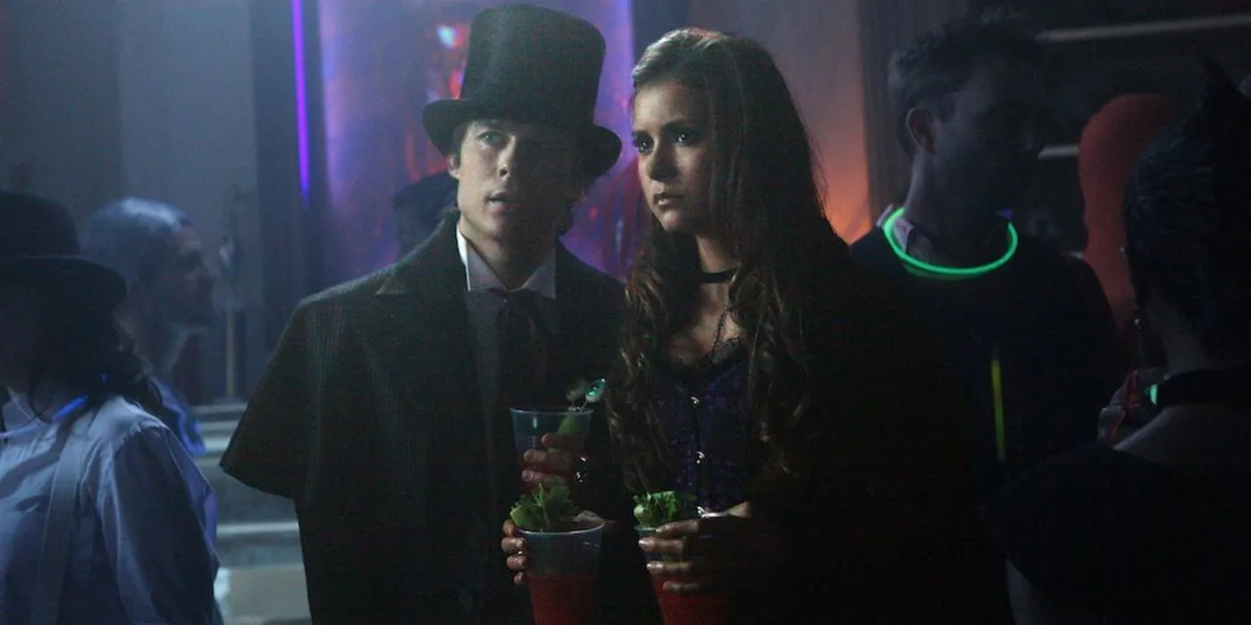 Damon e Elena em uma festa de faculdade em The Vampire Diaries