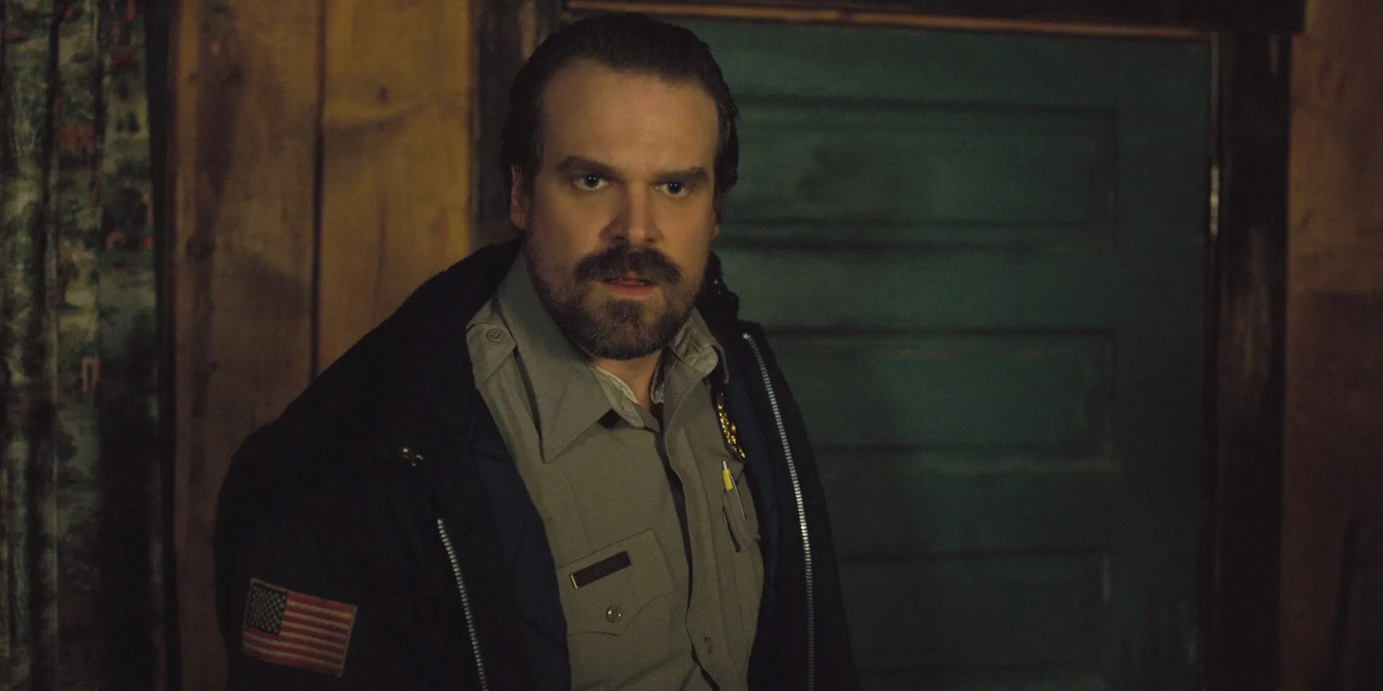 Jim Hopper semble déterminé dans Stranger Things