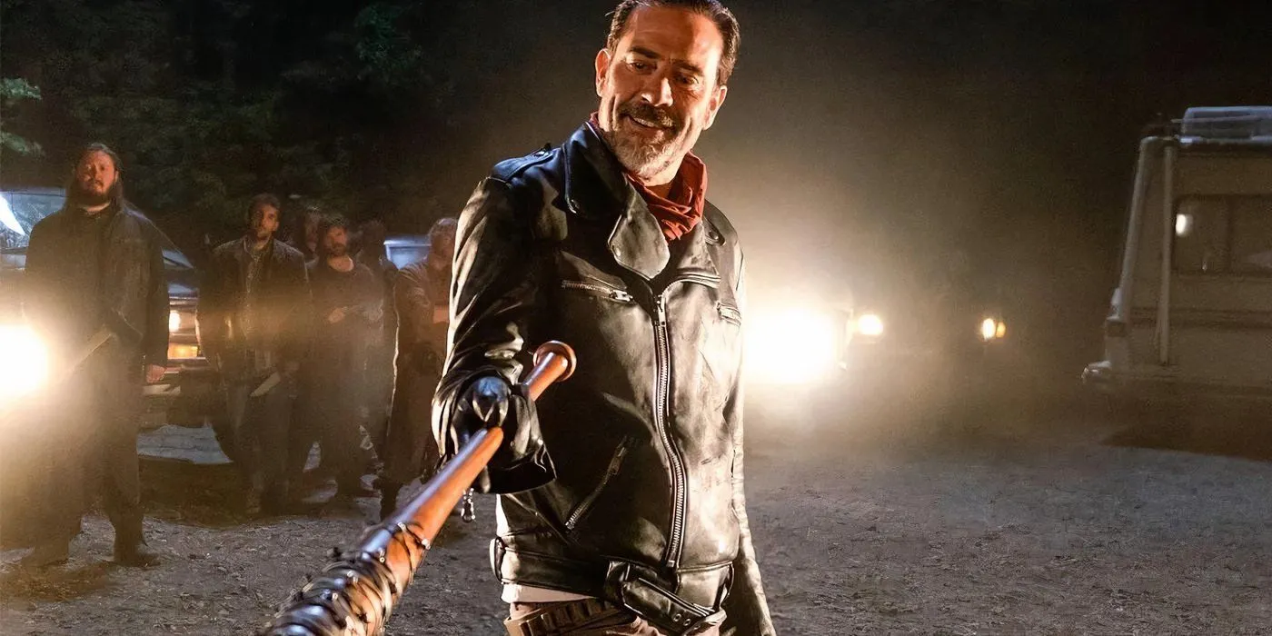 Jeffrey Dean Morgan sonriendo como Negan mientras señala a Lucille hacia alguien en The Walking Dead