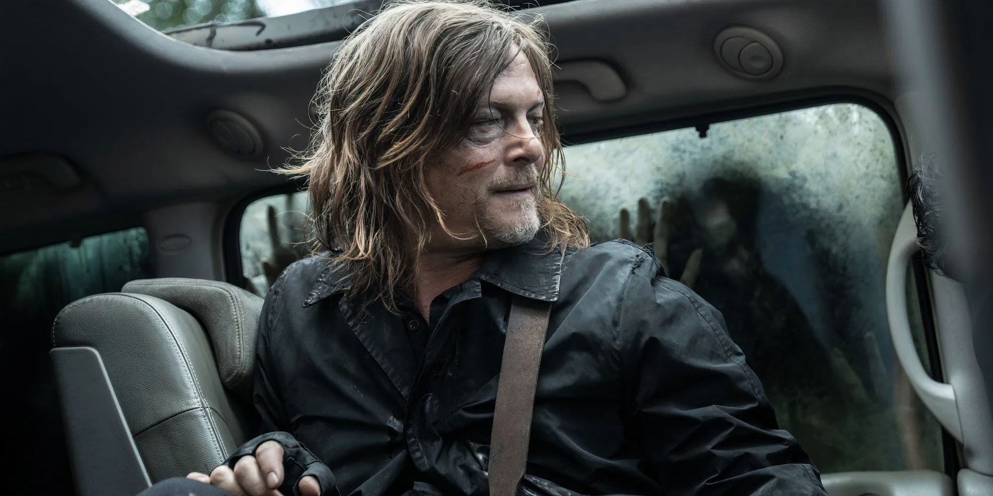 워킹데드 Daryl Dixon 시즌 2에서 창문에 좀비가 있는 차 안에 있는 Daryl 역의 Norman Reedus