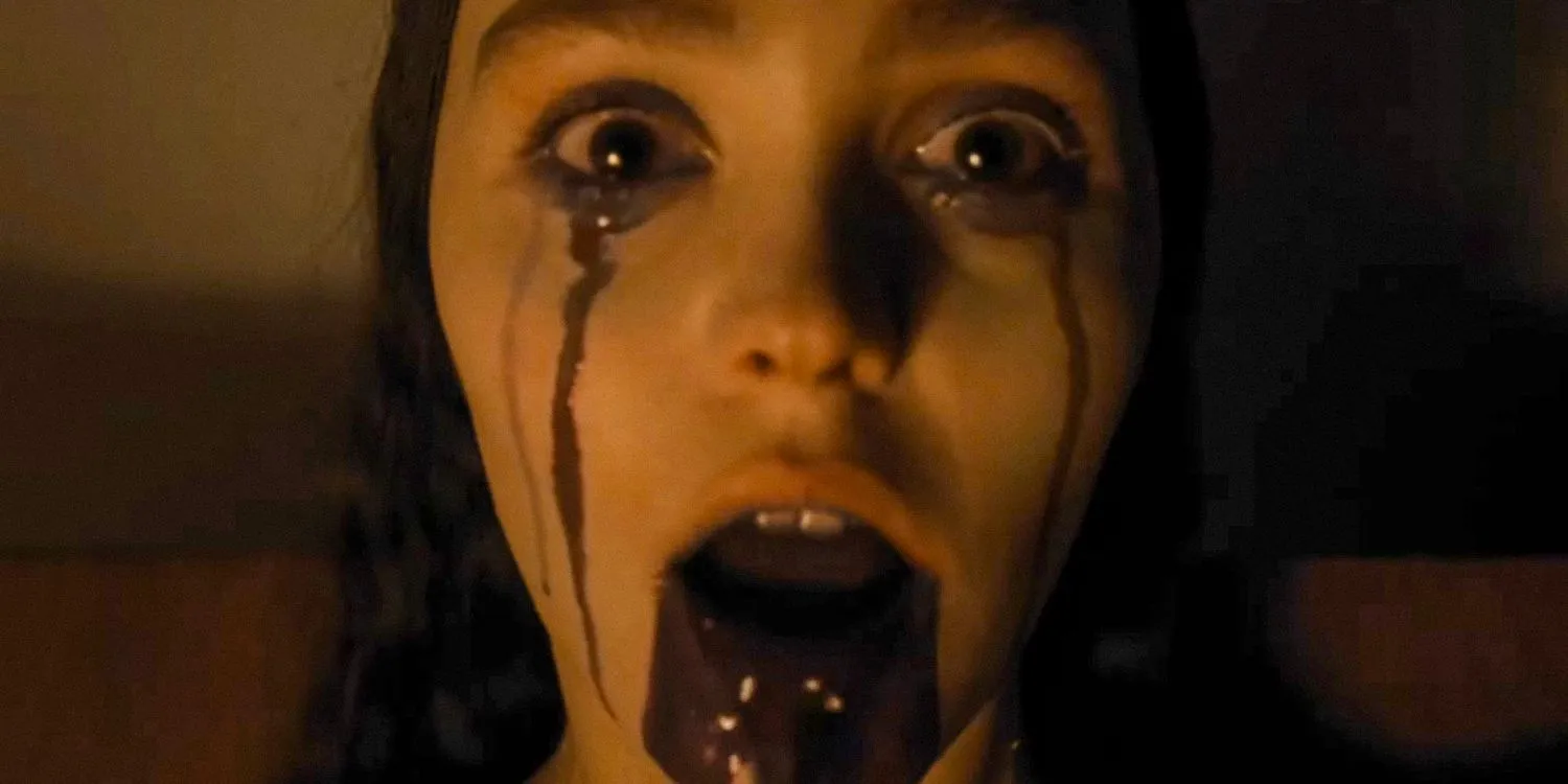 Ellen Hutter (Lily-Rose Depp) con il sangue che le esce dalla bocca e dagli occhi in Nosferatu