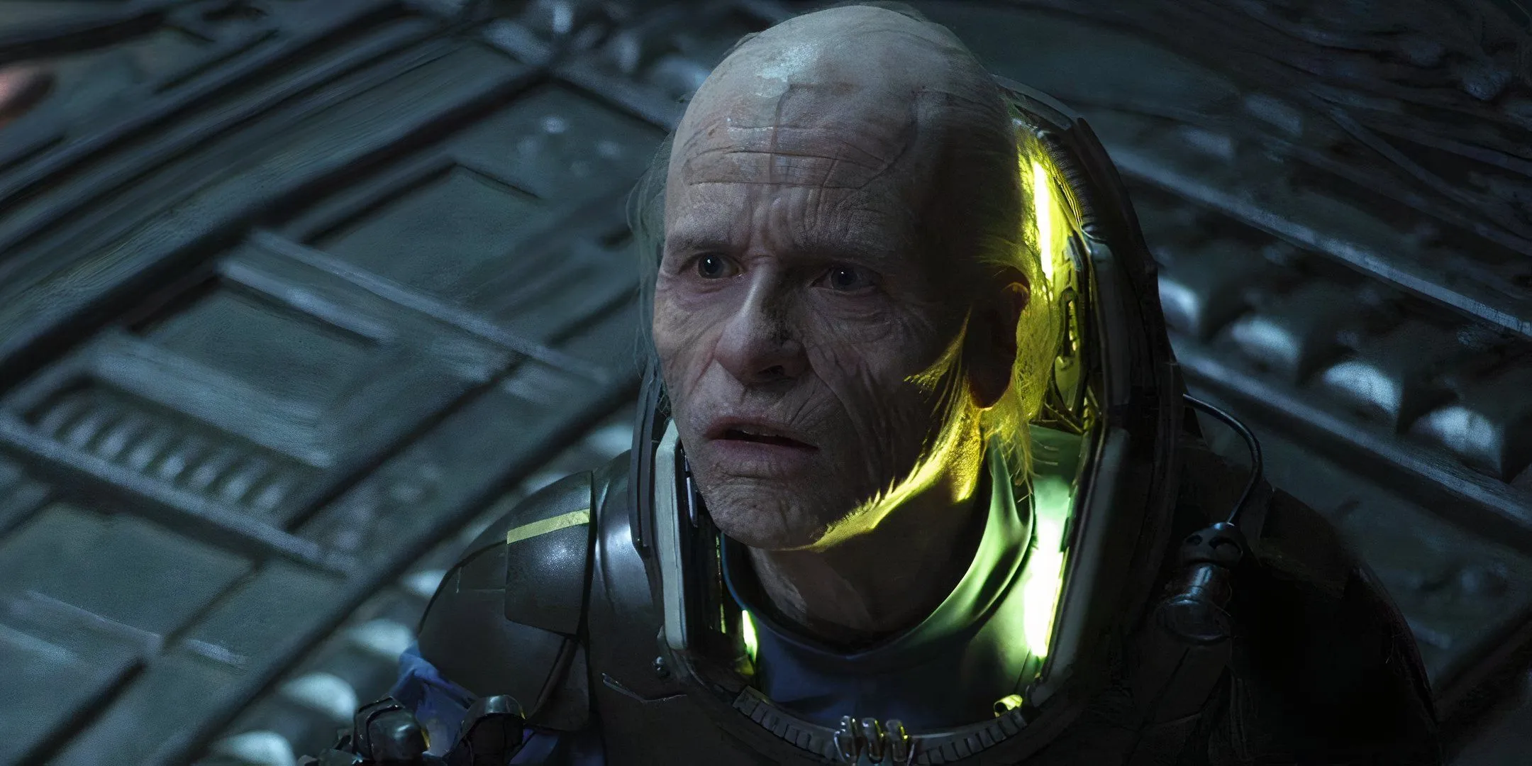 Stary Peter Weyland (Guy Pearce) w Prometeuszu