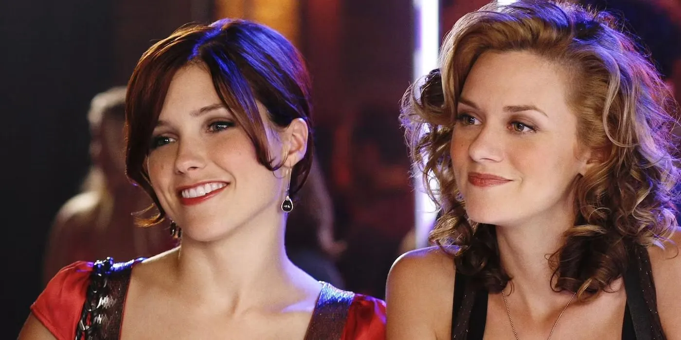 Sophia Bush als Brooke Davis und Hilarie Burton als Peyton Sawyer in Staffel 5 von One Tree Hill