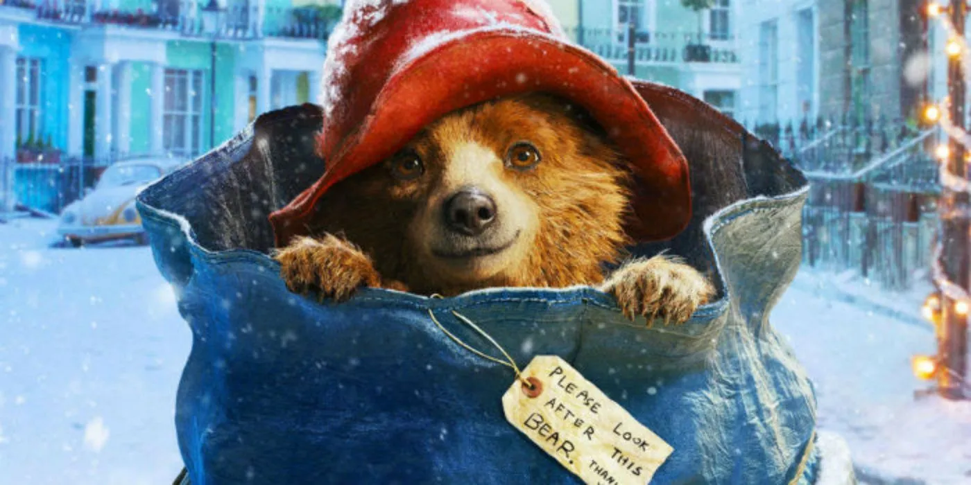 Paddington dans un sac postal avec une rue de Londres en arrière-plan