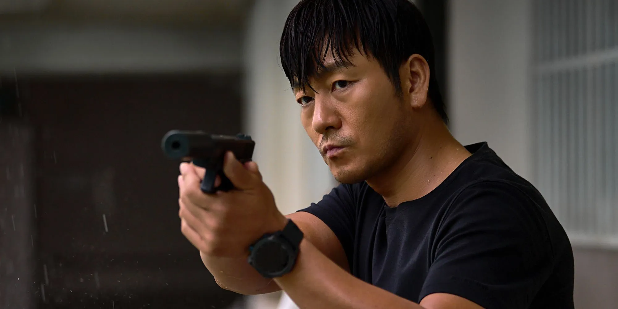 Personagem de Park Hae-soo segurando uma arma em The Great Flood