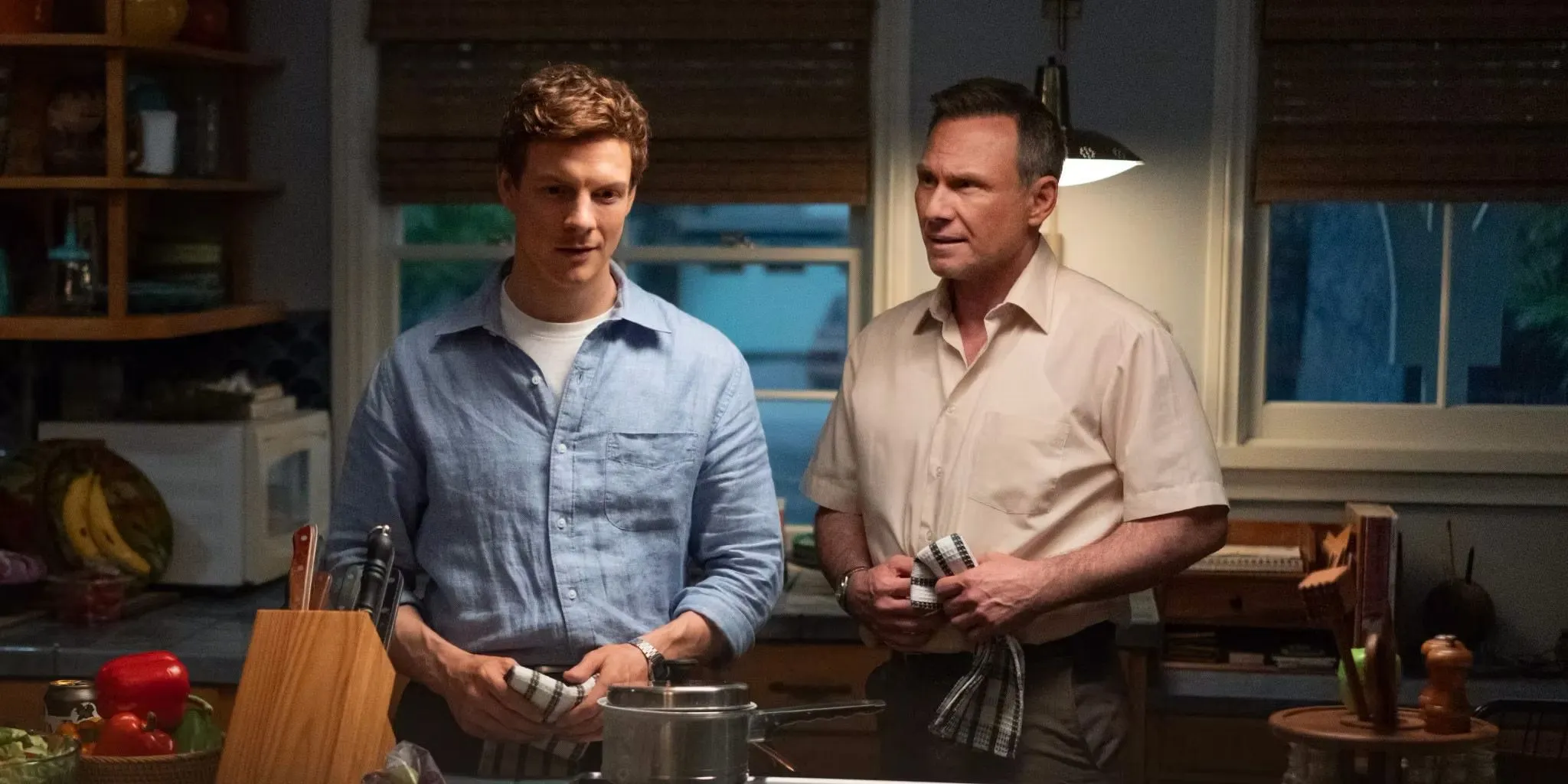 Patrick Gibson como Dexter y Christian Slater como Harry hablando en la cocina en Dexter Original Sin