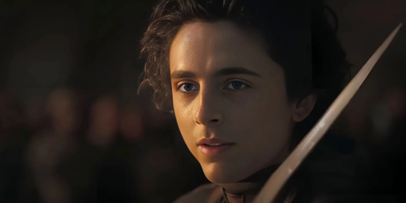 Paul Atreides (Timothée Chalamet) tient un couteau dans Dune 2